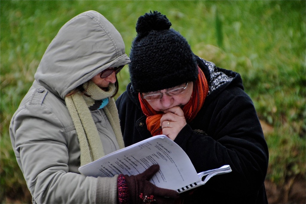 Gisèle et Linette vérifient le scénario.