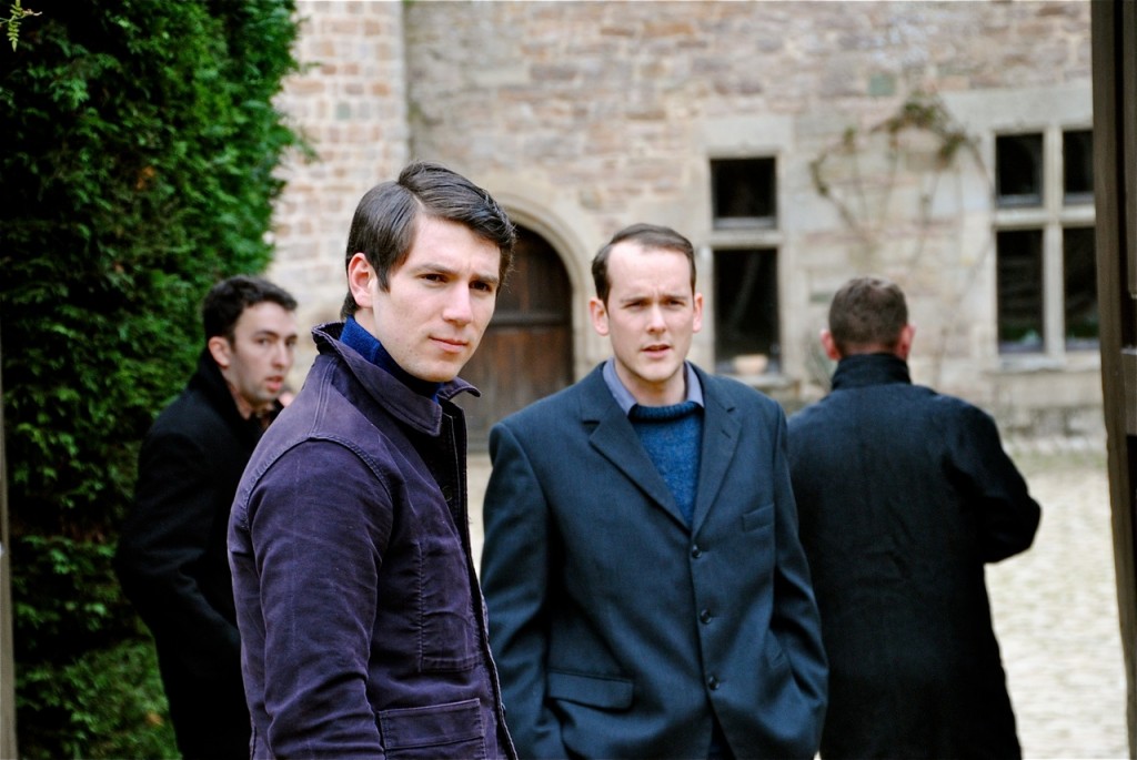 Les figurants écoutent les consignes de tournage pour jouer la scène de la sortie du manoir.