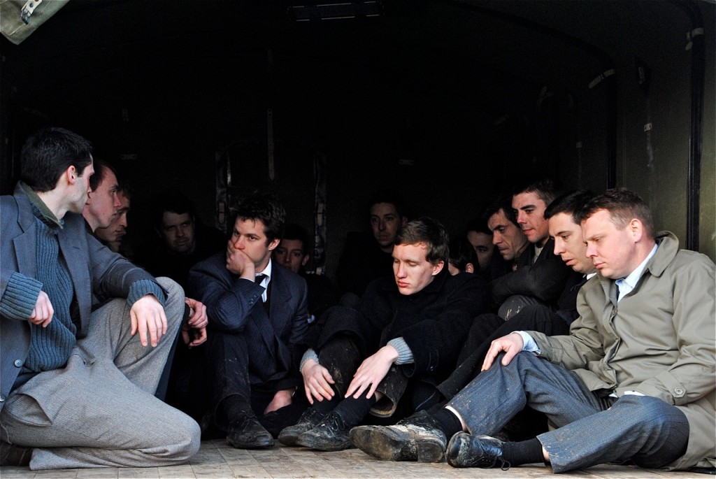 Les aviateurs reprennent place à l'arrière du camion.