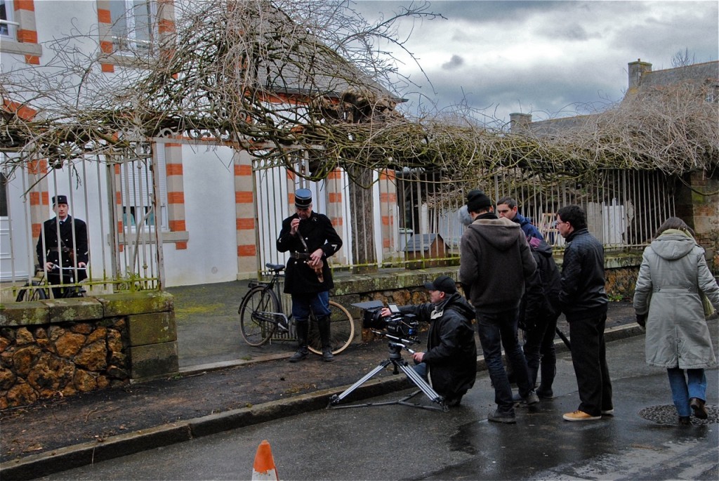 Préparation de la scène devant l'ancienne école et ancienne mairie de Gommenec'h.