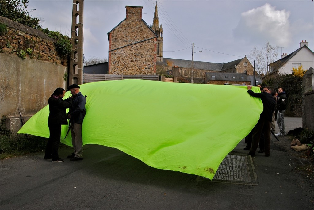 La mise en place de l'écran vert est rendue difficile par les rafales de vent.
