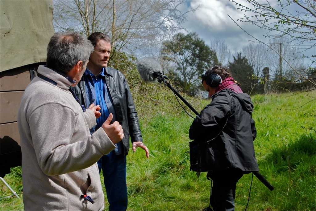 Traditionnelle discussion avant le tournage des scènes.
