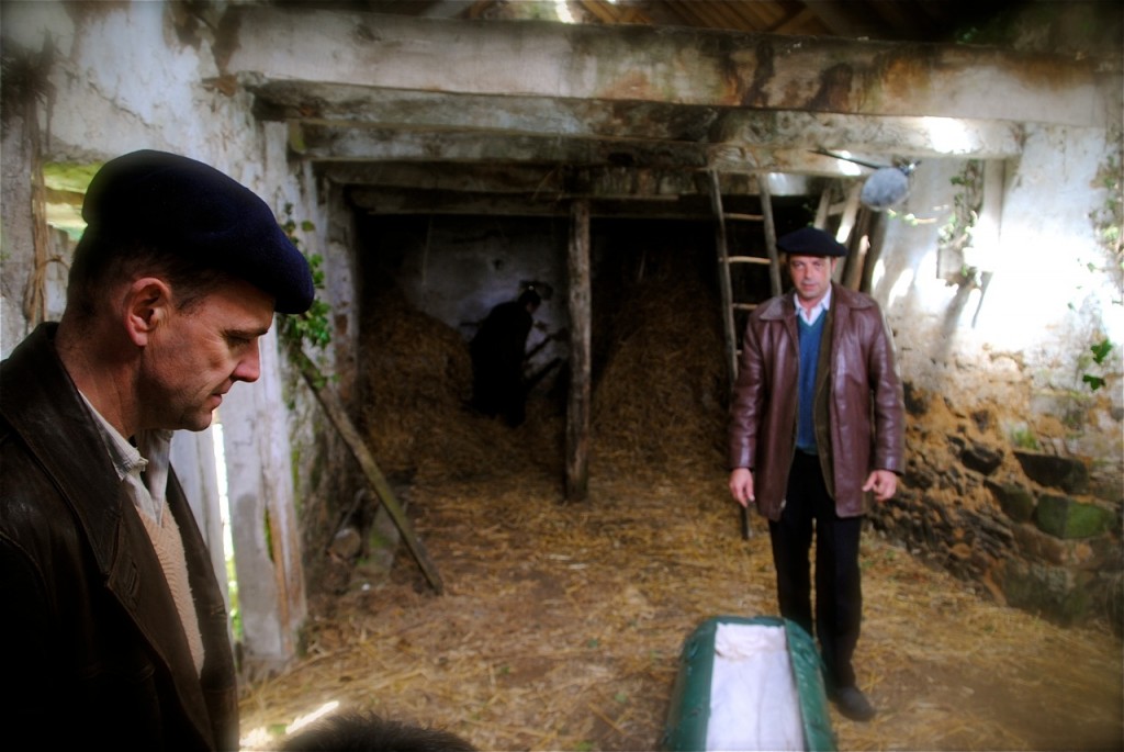 Dumais (Laurent Chandemerle) et André (Brice Ormain), examinent le contenair d'armes.