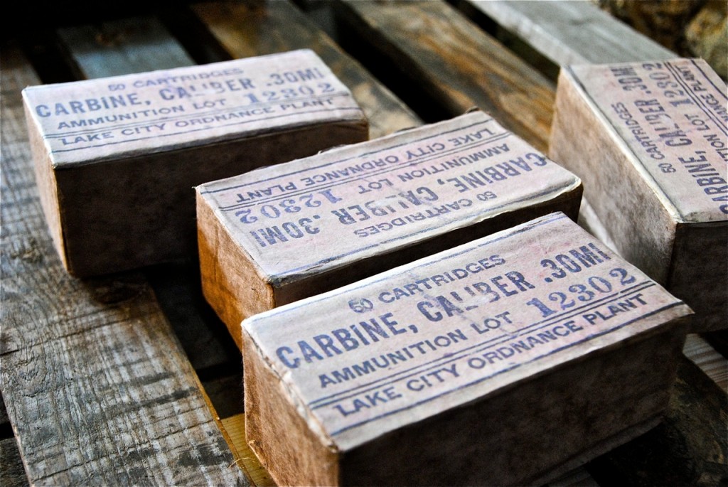 Les boîtes de munitions, avec la reproduction de leurs étiquettes d'époque.