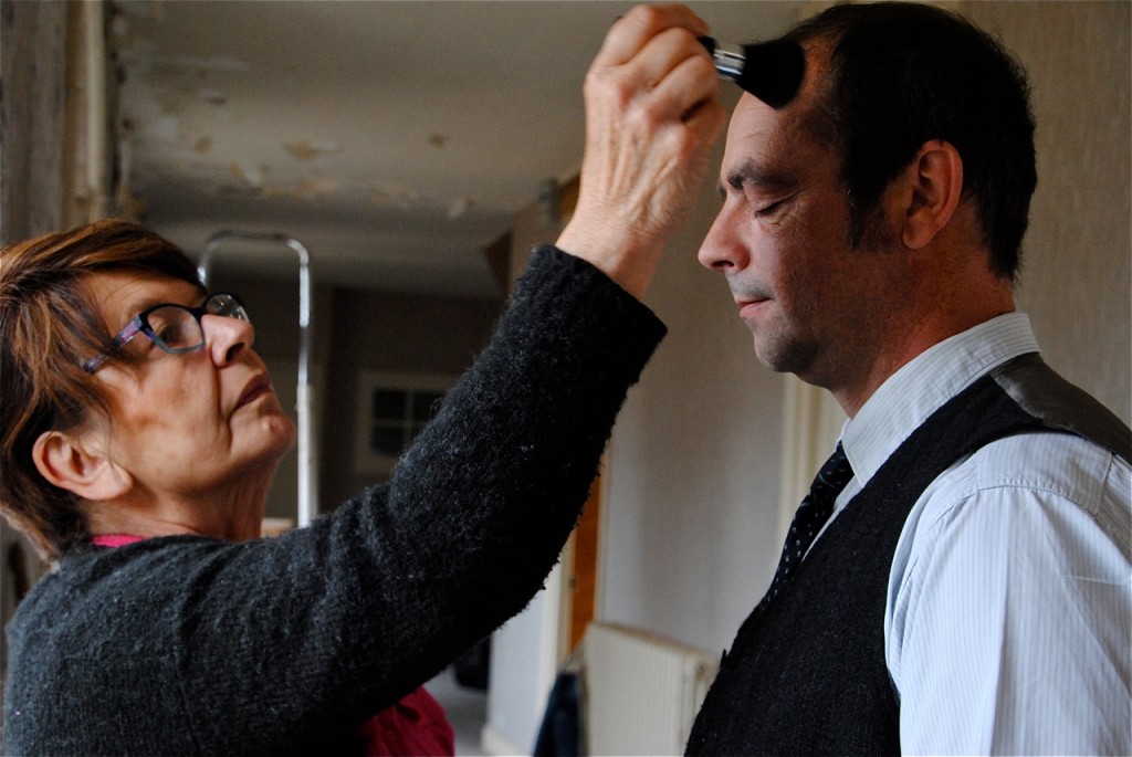 … Habillage et maquillage des comédiens.