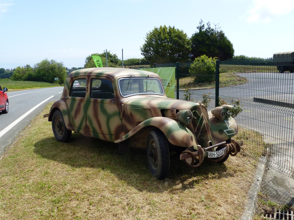 Une Traction en tenue de camouflage accueillait les visiteurs à l'entrée du studio.