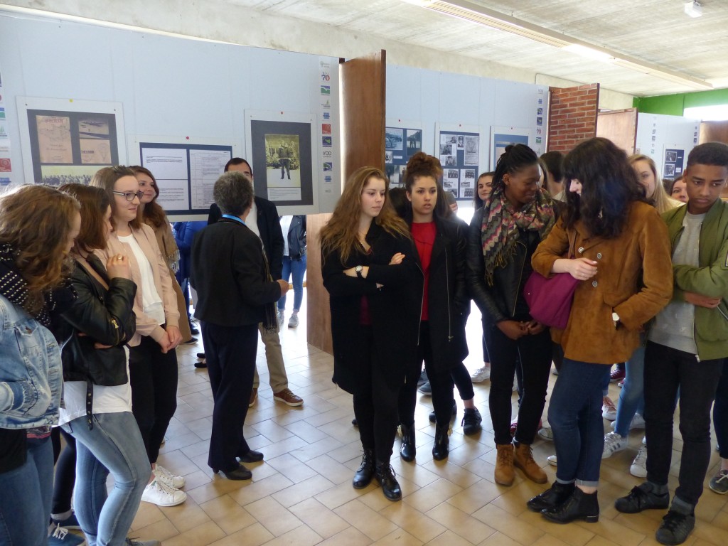 Les jeunes présents ont découvert l'exposition avec intérêt.