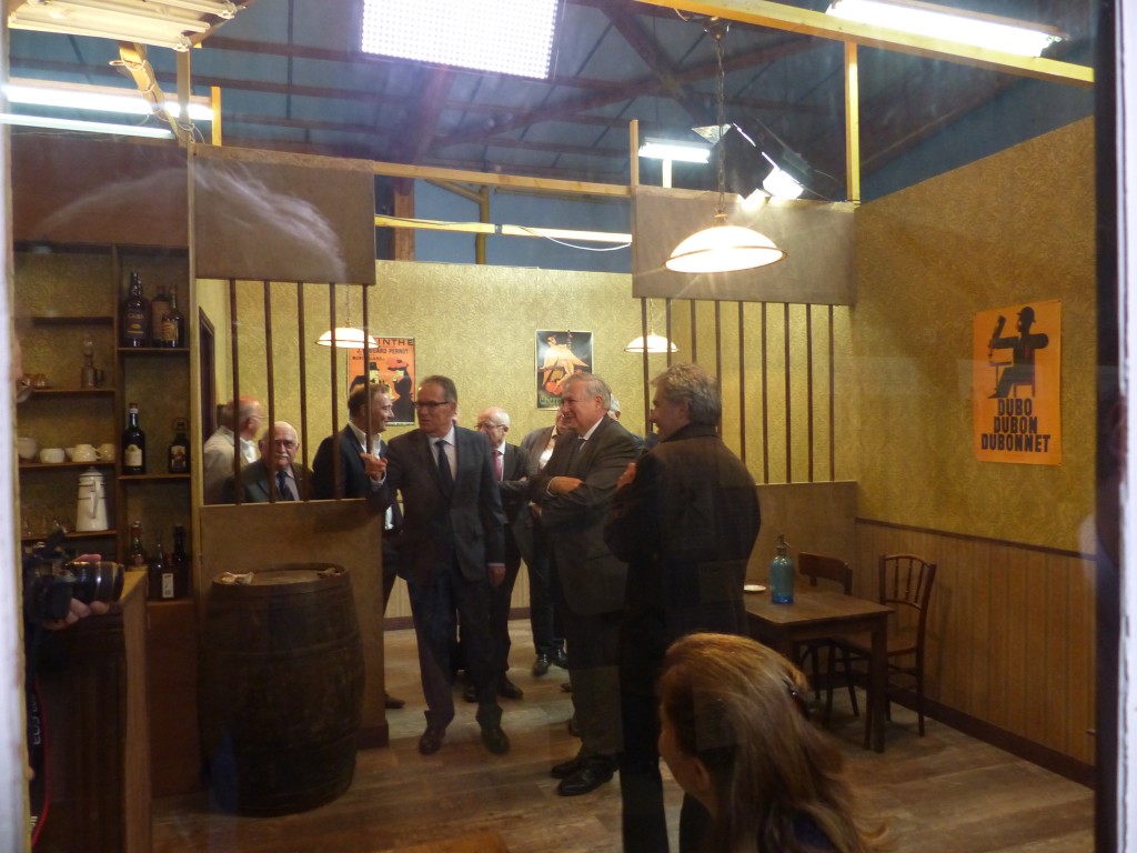 Nicolas Guillou présente le décor du café au Préfet et aux élus.