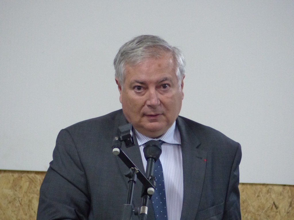 … suivi par le Préfet Pierre Lambert.
