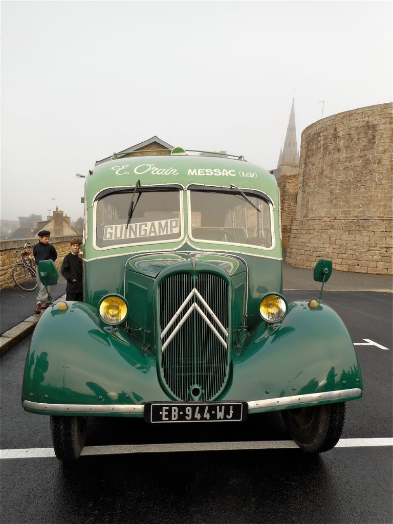 Gros plan sur l'autocar Citroën U23, qui fait partie de la collection de l'entreprise de transport Orain à Messac.