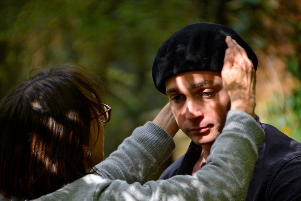 Gisèle rajuste le béret de Guillaume David.