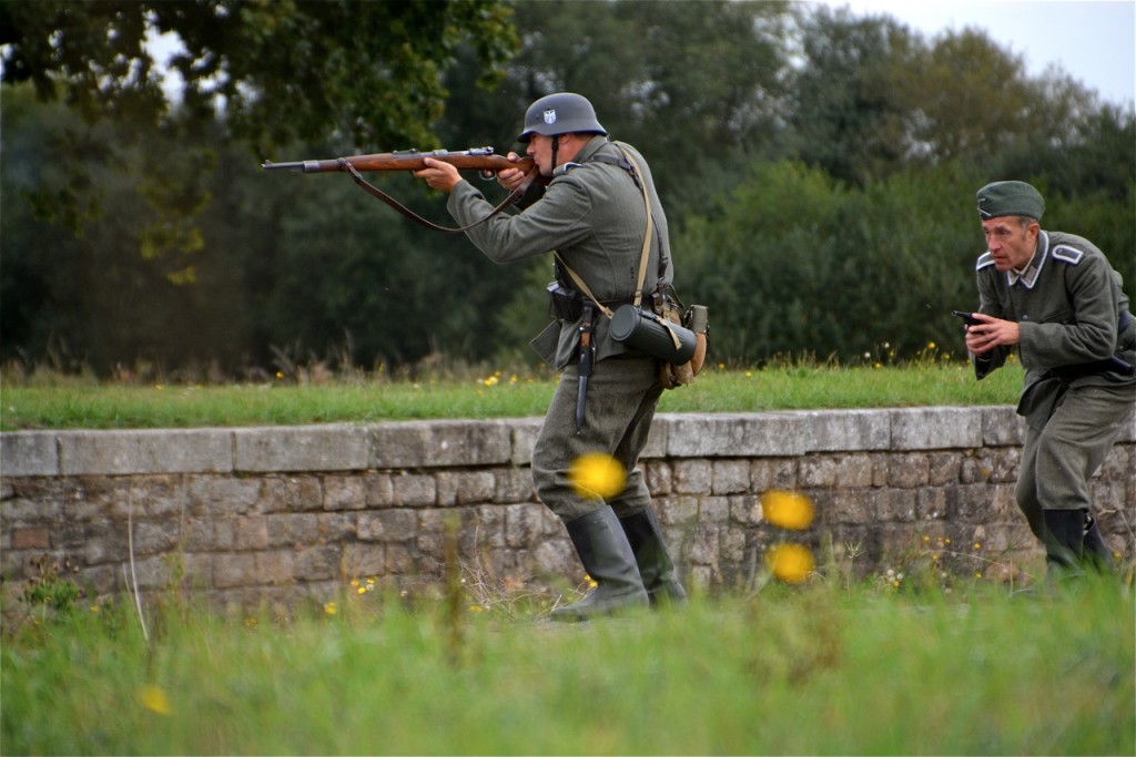 … face aux soldats allemands qui ripostent.