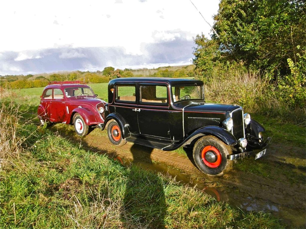 La Renault Primaquatre et la Peugeot 202 de François Bouder attendent les résistants.