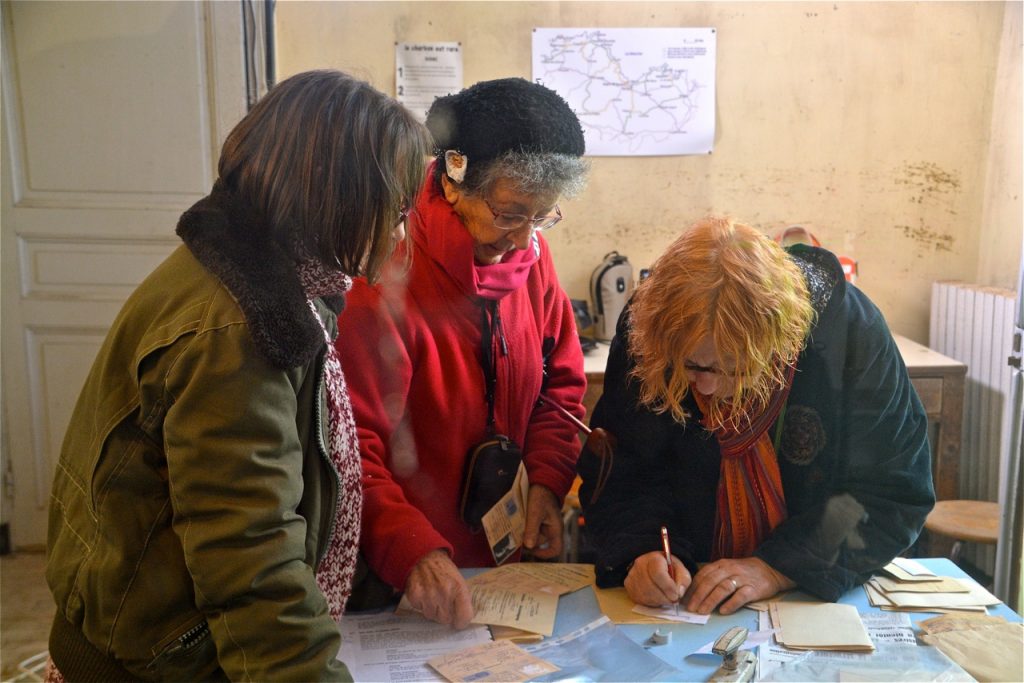 Pendant ce temps, Gisèle, Monique et Linette préparent les faux papiers.