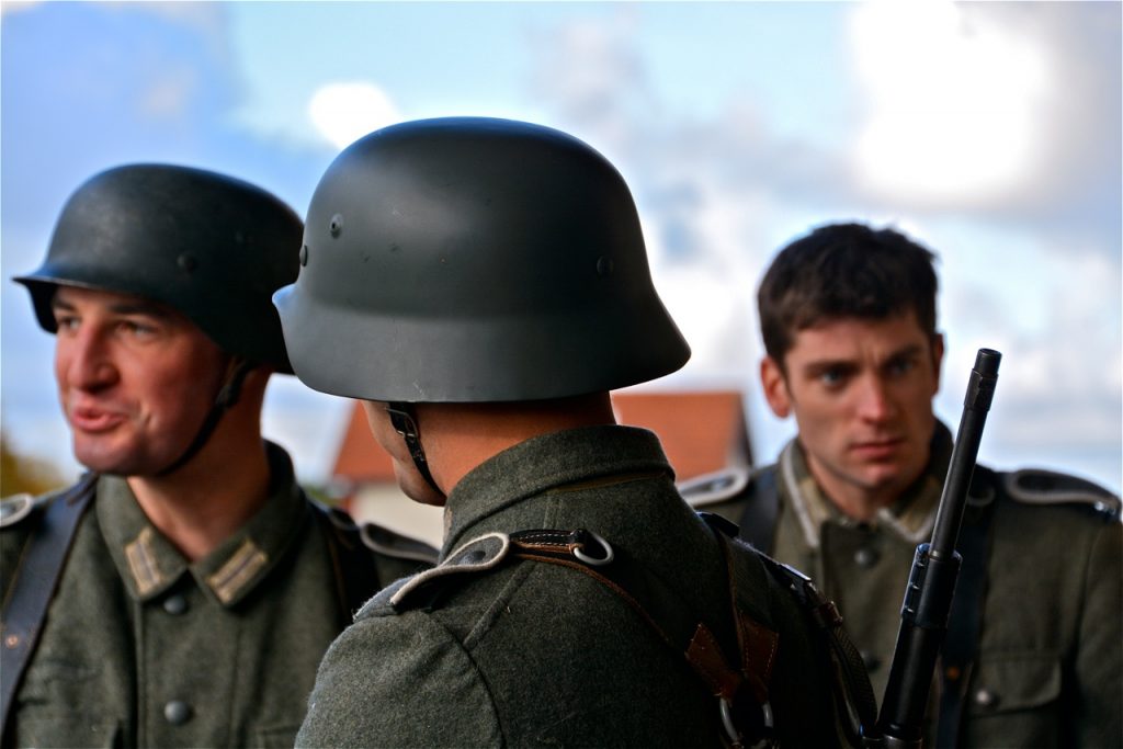 La gare est truffée de soldats allemands.