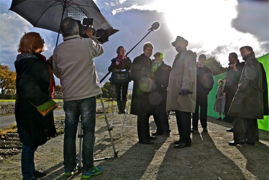 Derniers détails avant le tournage de la scène.