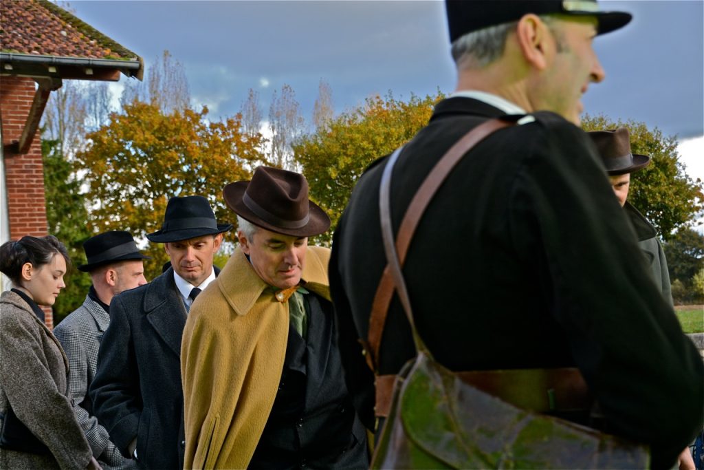 … aux gendarmes avant la montée dans le train…