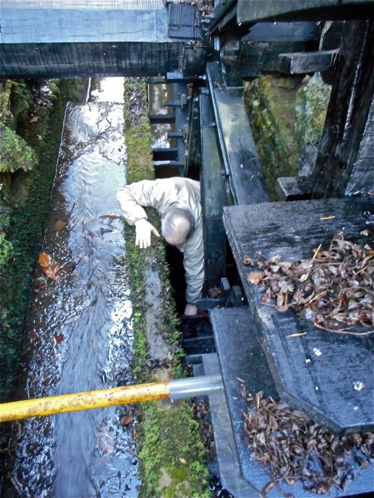 Jean-Jacques a laissé tomber un poids de la grue sous la roue du moulin…