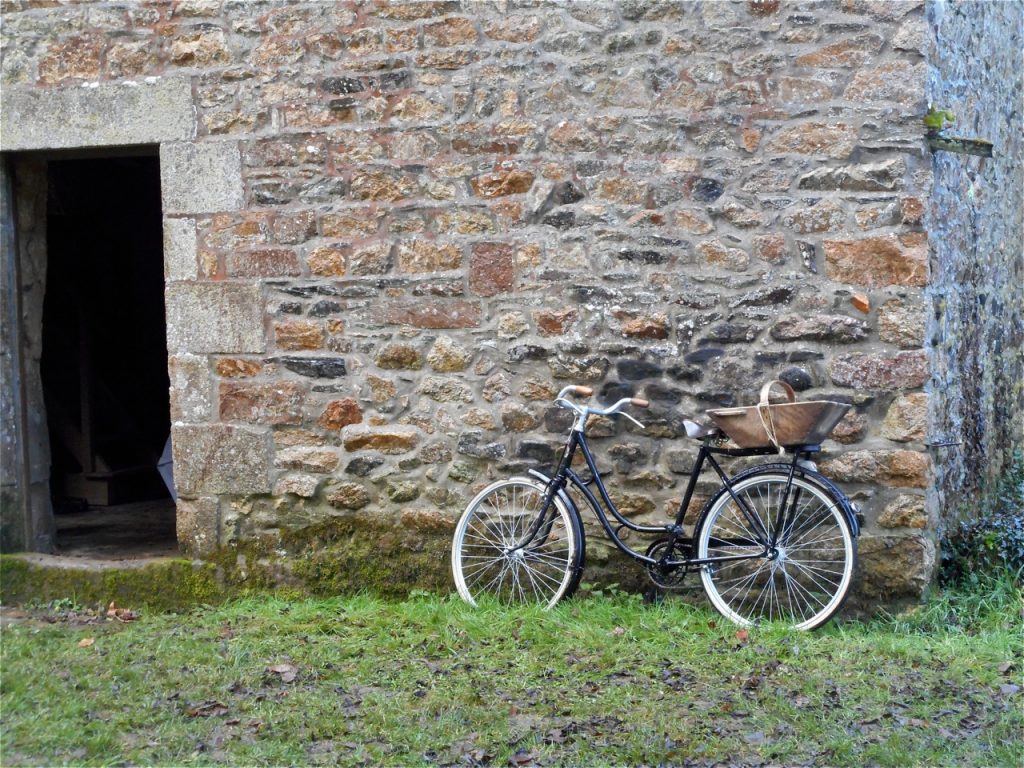 Le petit vélo de Marie-Thérèse attend son heure.
