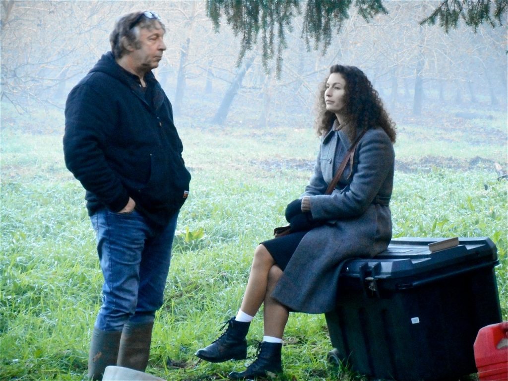 Alexandra et Bernard attendent que la brume se lève.