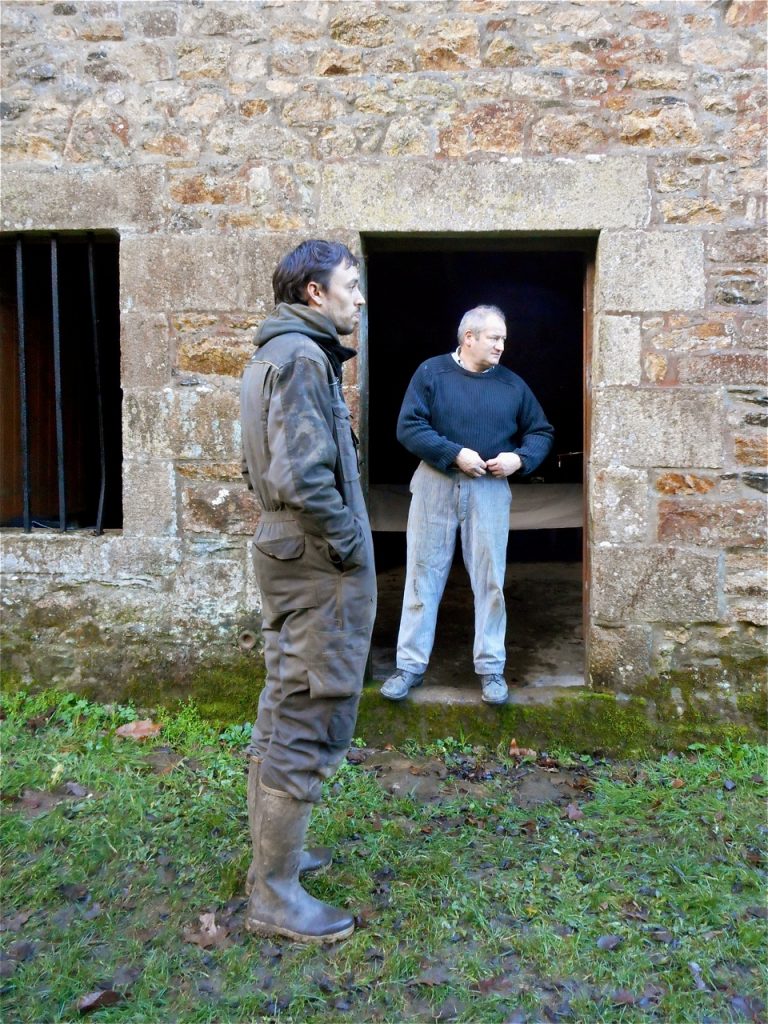 Evence est venu en voisin rendre une petite visite, alors que Jean-Jacques se prépare.