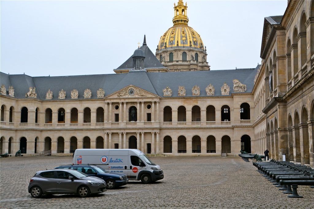Arrivée dans la cour d'honneur des Invalides, où nous pouvons nous garer le temps de décharger le matériel.