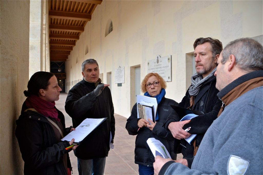 Premier briefing pour l'équipe.