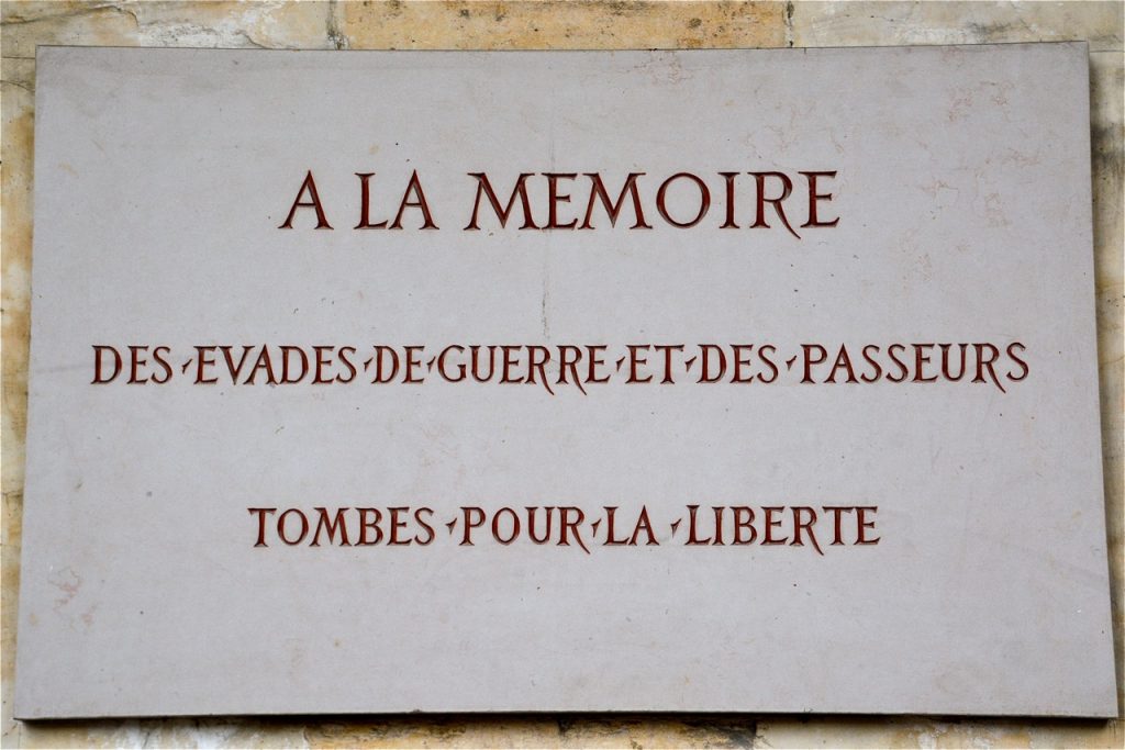 Parmi les nombreuses plaques commémoratives, celle-ci rend hommage aux évadés et aux passeurs.