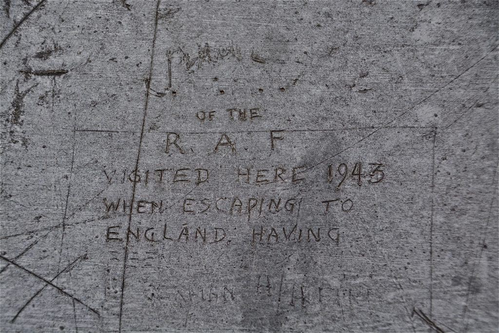 Le message gravé dans le zinc par un pilote abrité aux Invalides en 1943 est toujours là…