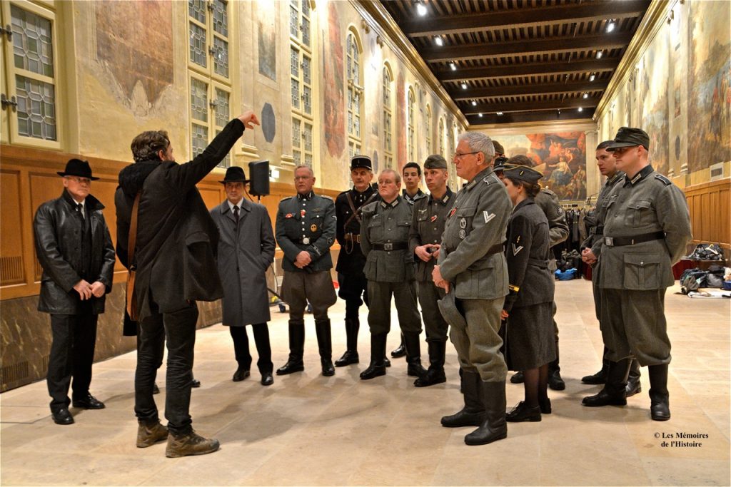Eric Simonin donne les indications de tournage à léquipe du GTRH-40 (Groupe Théâtral de Reconstitution Historique 1940) dans la salle Turenne.