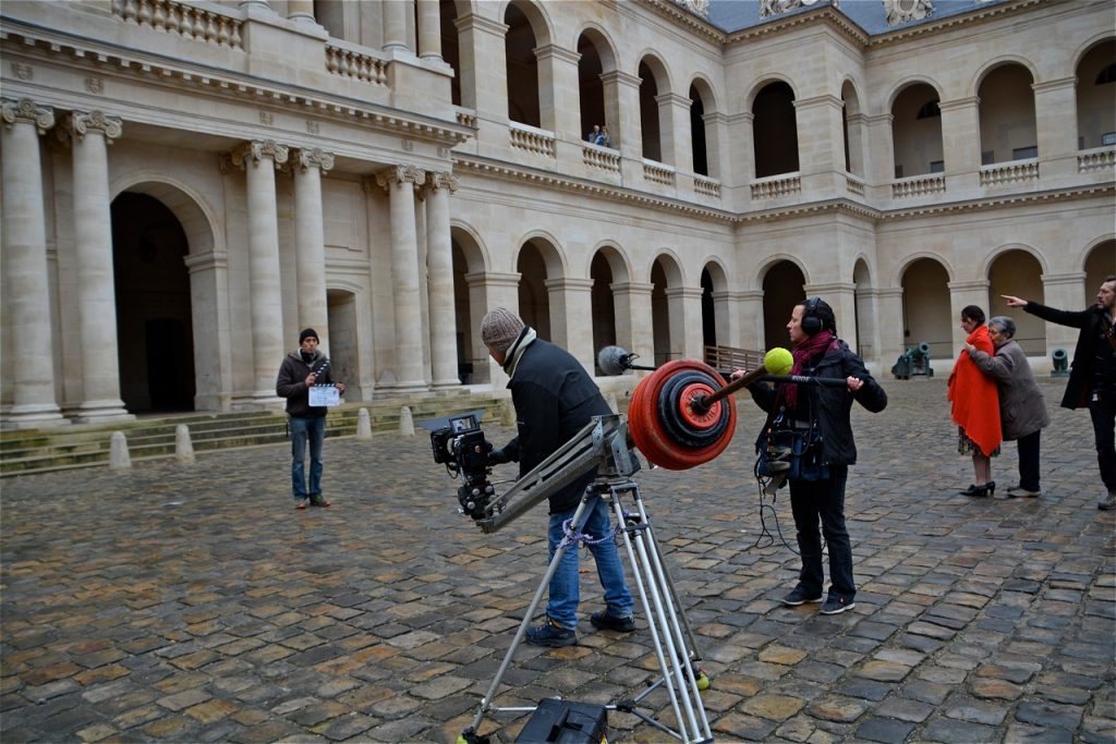Mise en place de la caméra dans la cour d'honneur des Invalides pour la scène de l'arrestation de Georges Morin.