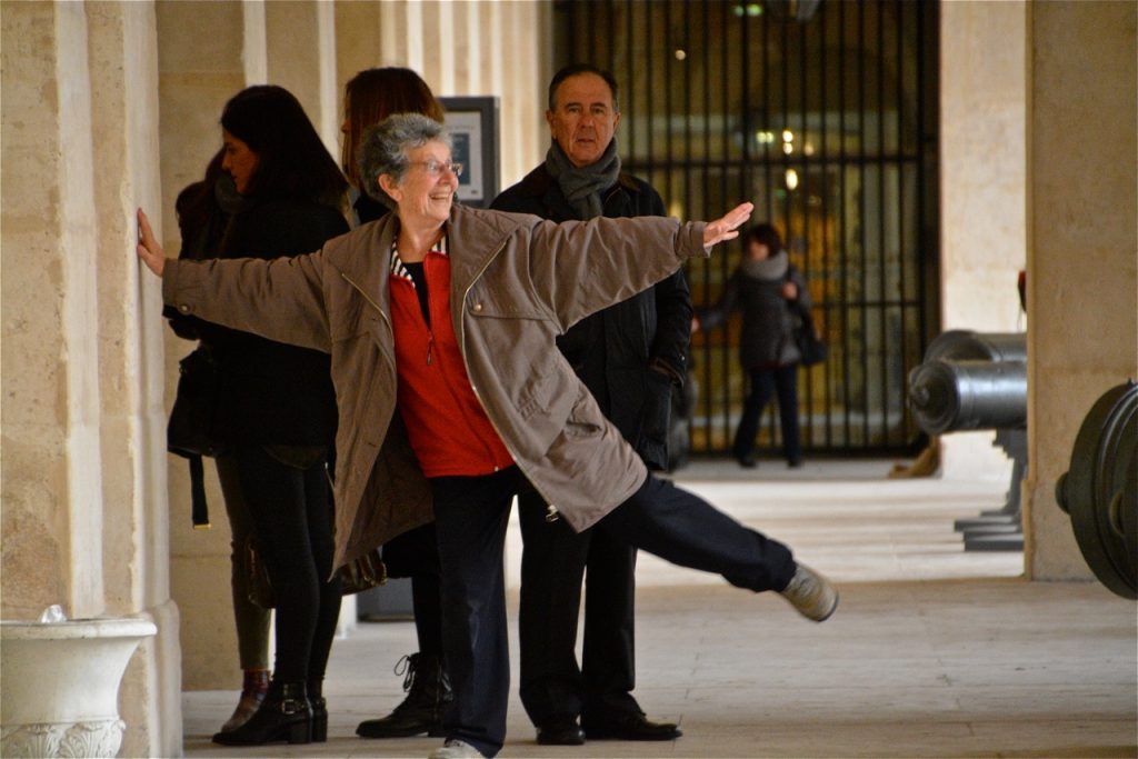 Monique Bondoux bloque les visiteurs pendant les prises de vues, tout en faisant de la gymnastique !