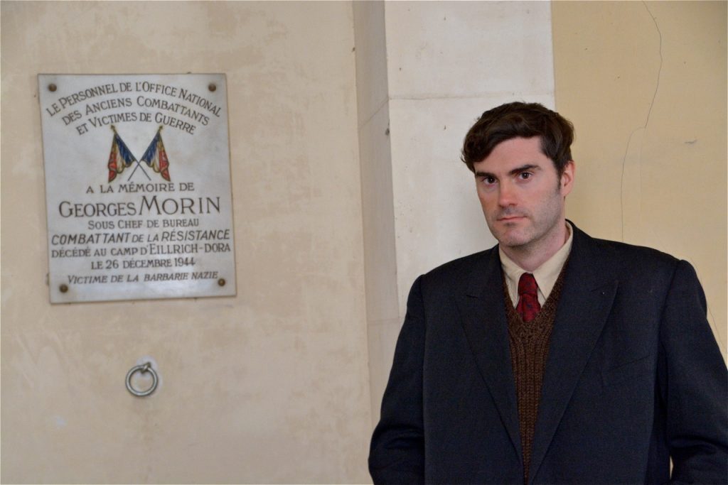 Arnaud Delamotte devant la plaque commémorative de Georges Morin.