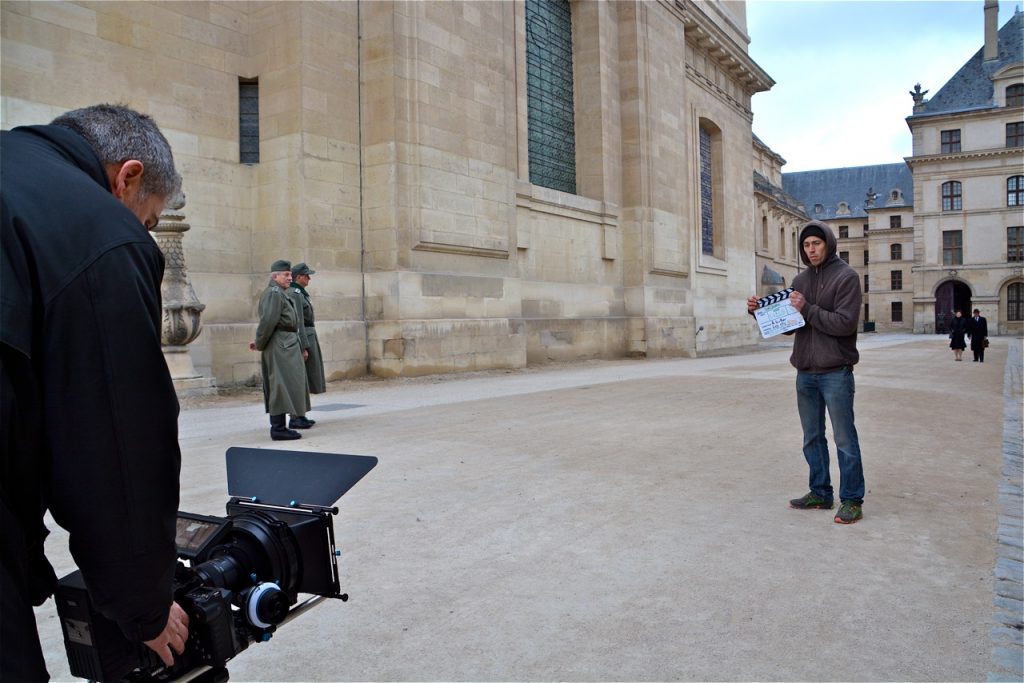 Mise en place pour le tournage d'une nouvelle scène, à l'arrière de l'église Saint-Louis des Invalides.
