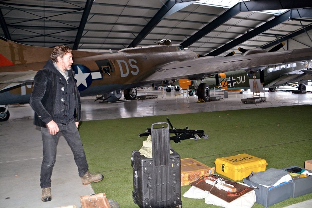 On décharge le matériel de tournage au fond du hangar, derrière le B-17.
