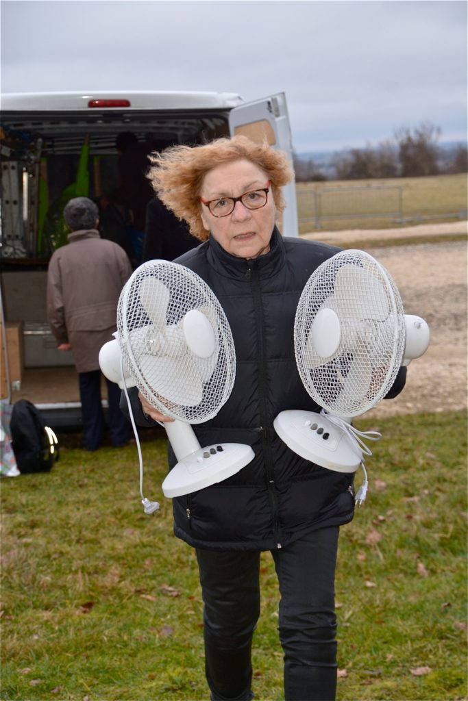 Ne vous fiez pas aux apparences : ce ne sont pas les ventilateurs qui décoiffent Linette, mais le vent sur le plateau de Cerny !