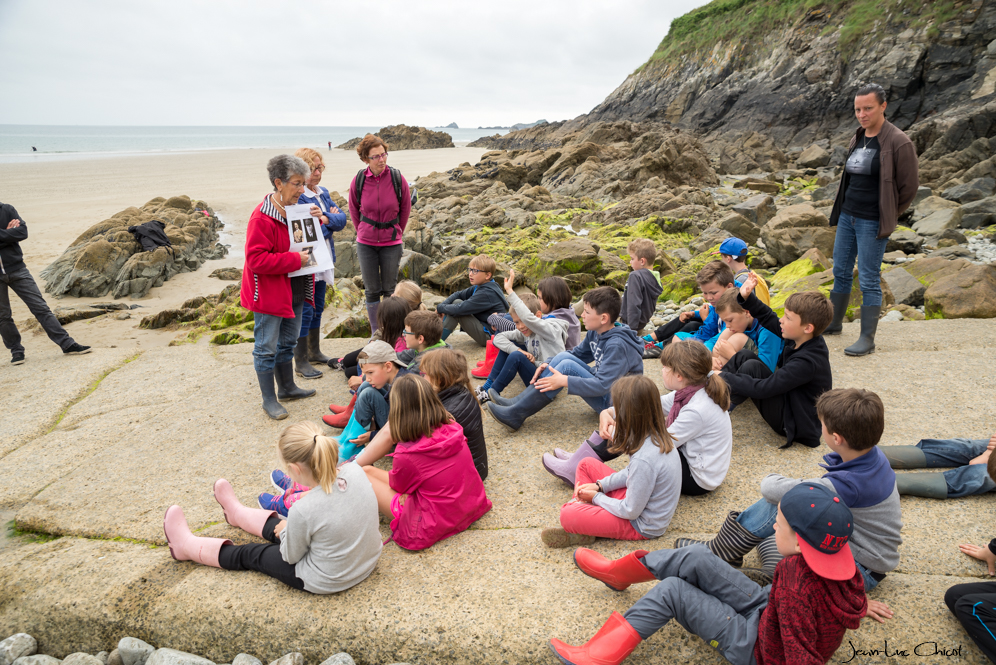 Les écoliers de la classe de CE2 de l'Ecole publique Mona Ozouf, attentifs aux explications de Monique Bondoux, présidente de l'association Les Mémoires de l'Histoire.
