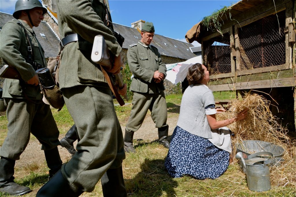 Les soldats encerclent Marion.