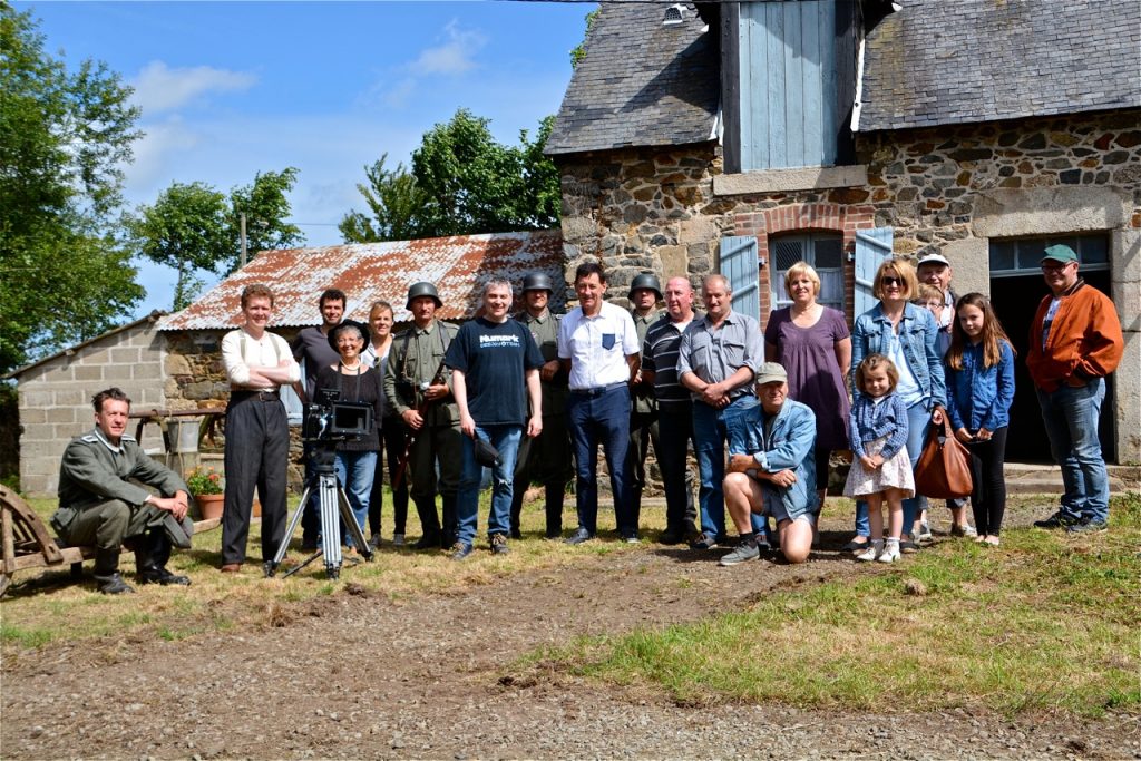 Photo-souvenir, en compagnie de Yannick Bouget (chemise blanche), le maire de Saint Clet.