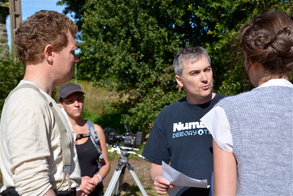 Nicolas Guiillou explique la scène à Pierre Nabucet et Camille Hochart.