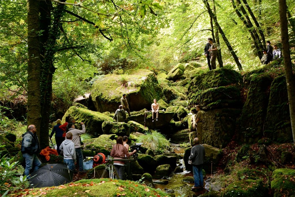 Une vue d'ensemble de la scène avec l'équipe de tournage…