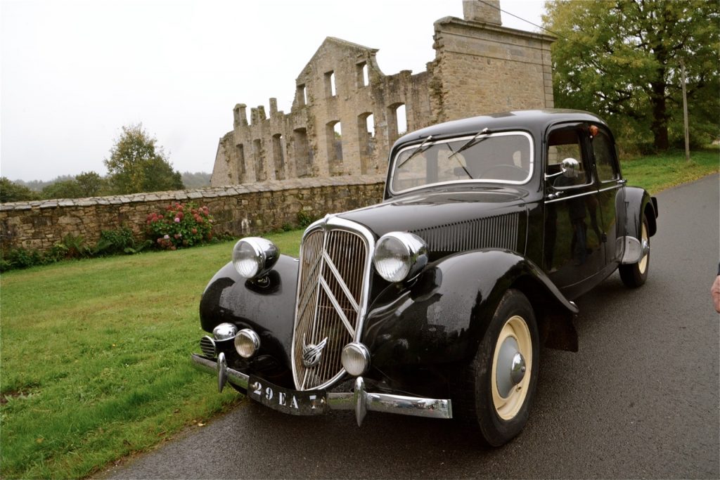 La Citroën Traction de Serge Bernage devant les ruines de l'abbaye de Coat Malouen.