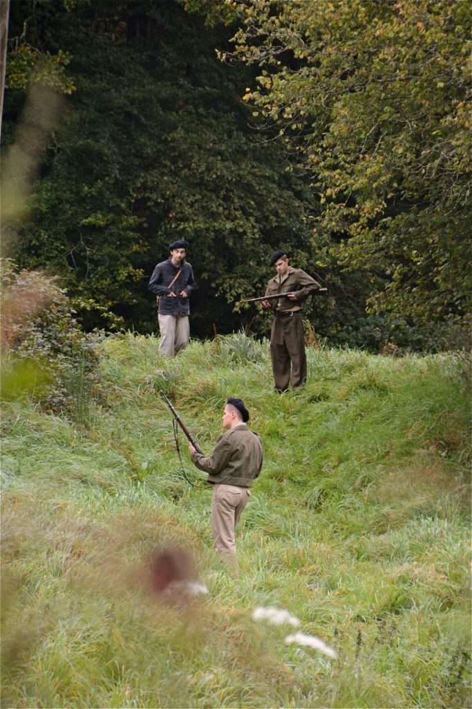 … ils vont rejoindre les maquisards dans le bois.